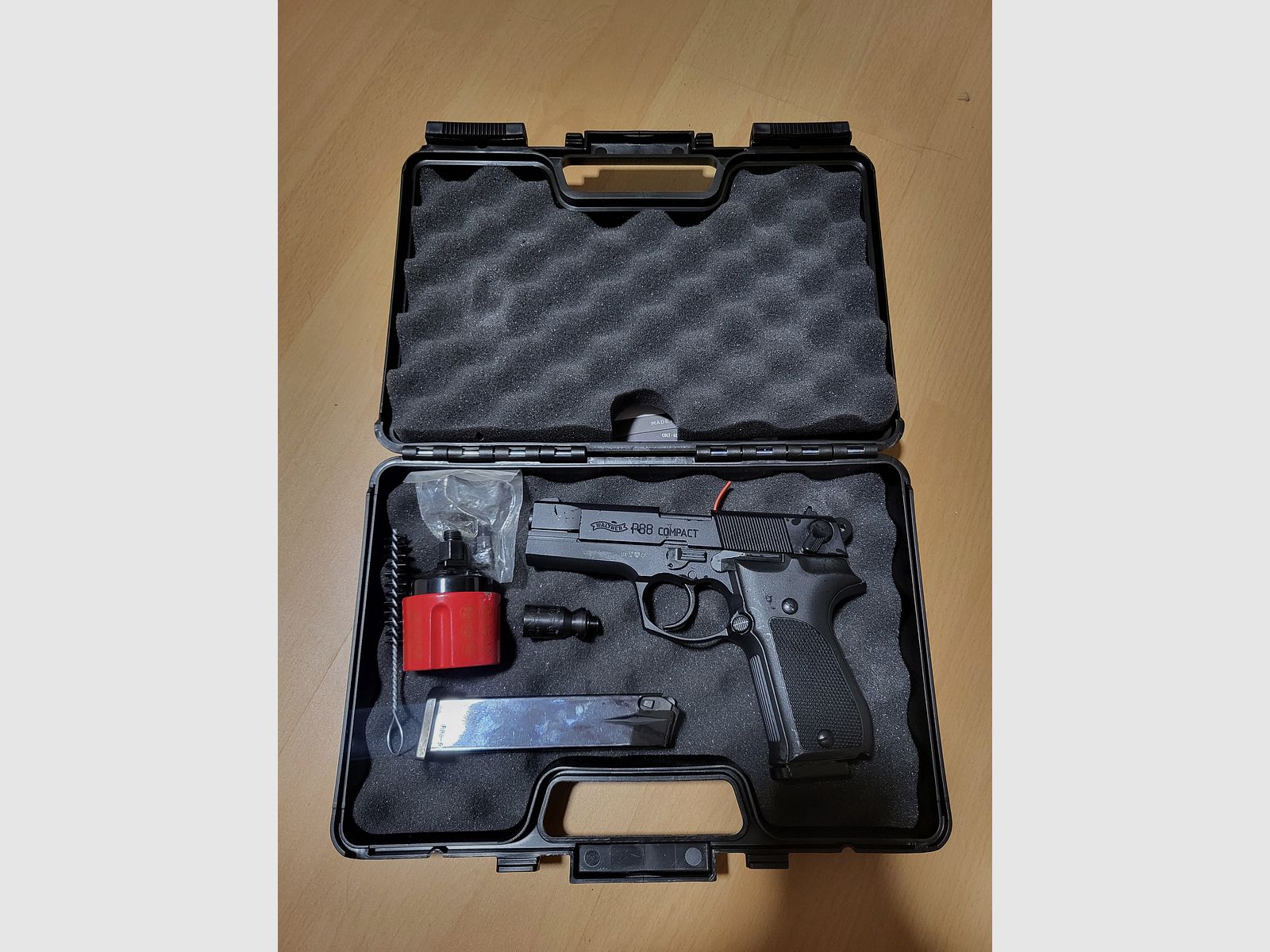 P88 blank firing pistol 9mm new with accessories