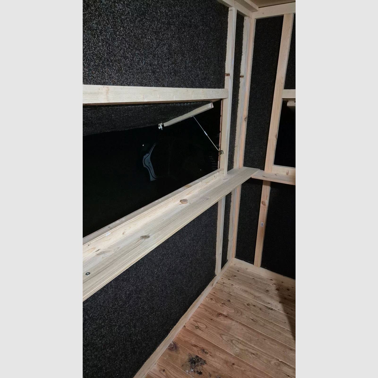 Mobile, cabina di caccia su ruote in tavole di larice