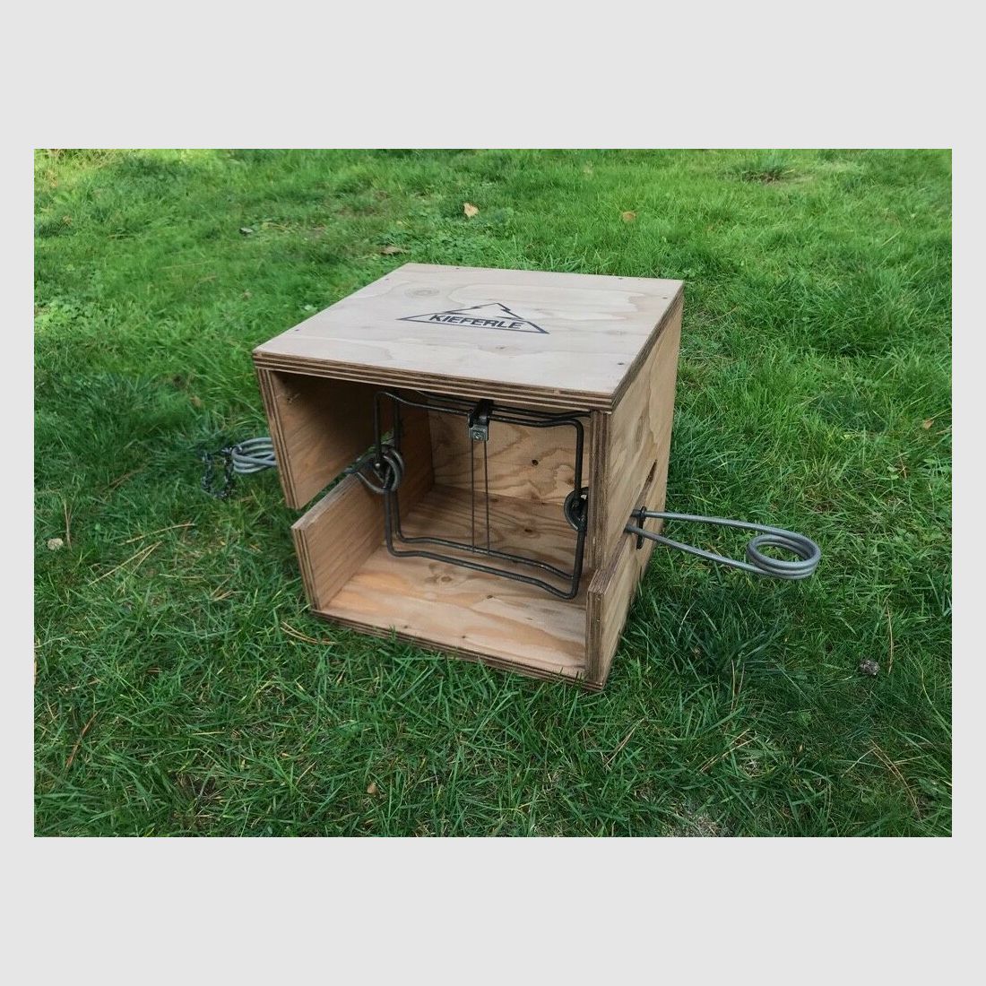 Trapper box for medium-sized historical Conibear traps