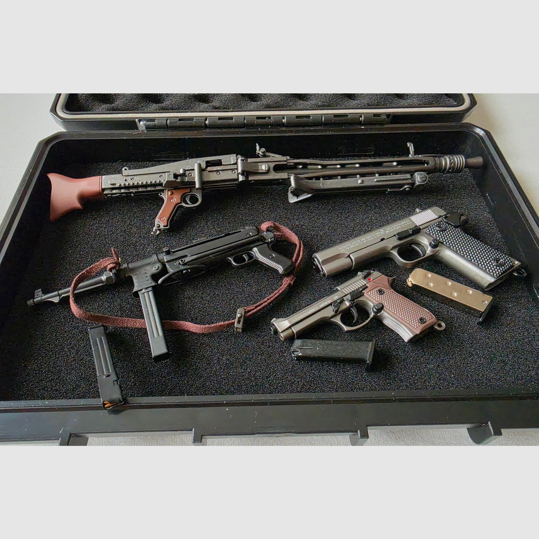 Armas en miniatura como MP40, MG42, etc. incluido maletín.