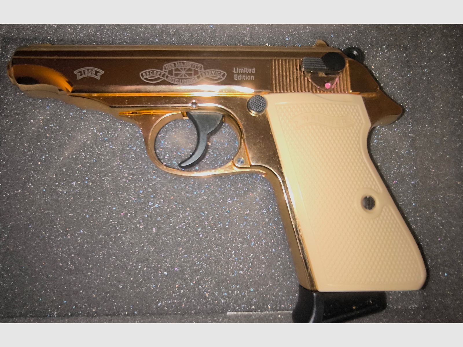⚠️ Attenzione collezionisti e fan di James Bond, vera rarità, set nuovo e mai sparato - Walther PP Edizione Limitata Oro con impugnature bianche e cassetta VHS e certificato, pezzo da vetrina!!