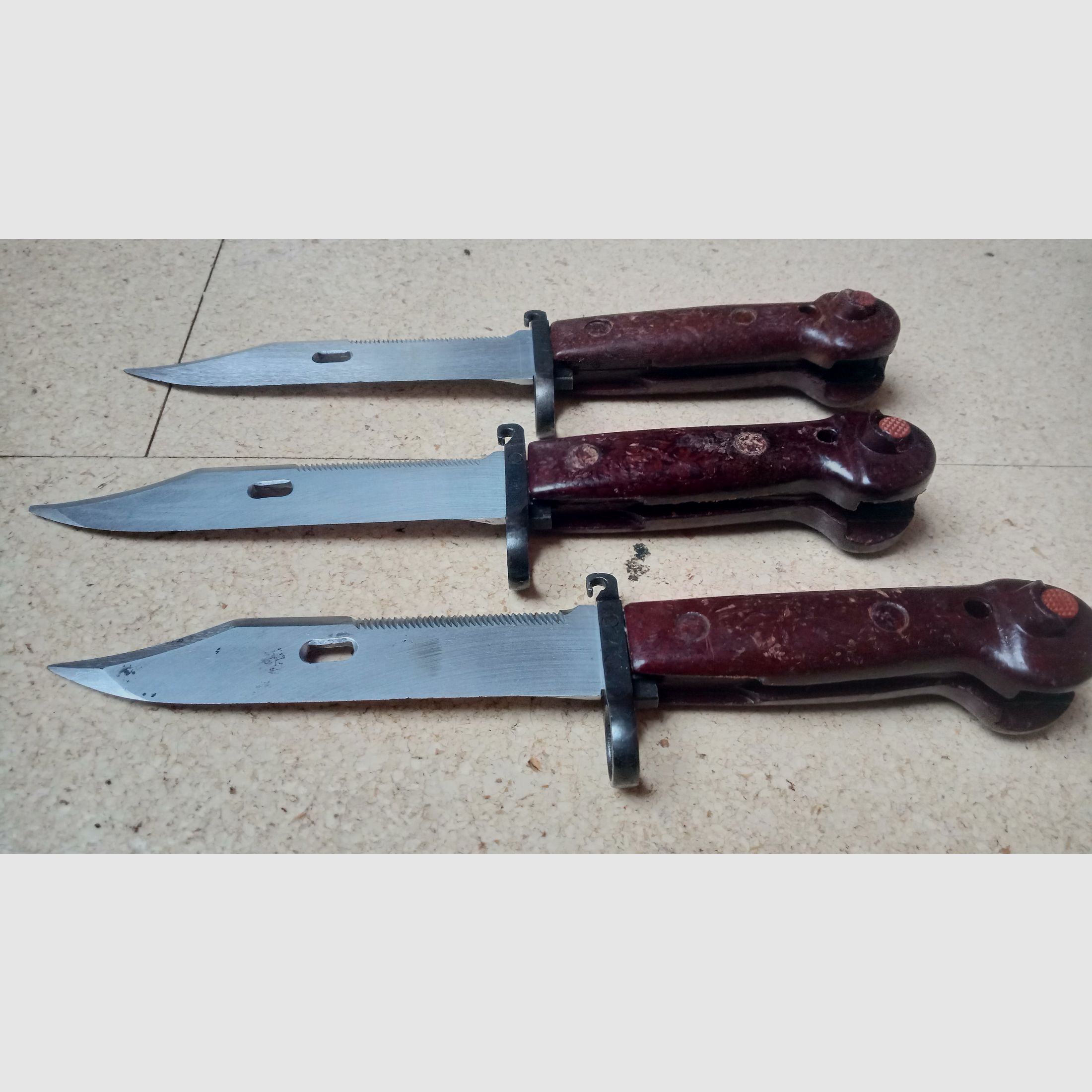 3 Rumänische 6h3 (6x3) AK Bajonette komplett inkl. Gummi Isolator und Leder Frosch  // AKM Bakelit Vintage