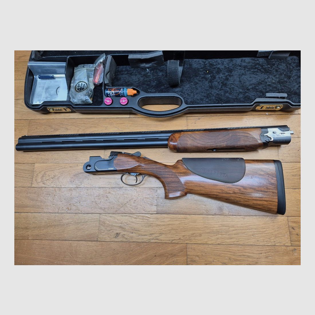 Sehr schönes Beretta 692 « Black Edition » - Über-unterlauf mit 76 cm Lauf - Kal. 12/70 - Mit Beretta-Koffer und zahlreichen Zubehör - Ausgezeichneter Zustand, fast wie neu! - TBE ++, Bild 14 von 46