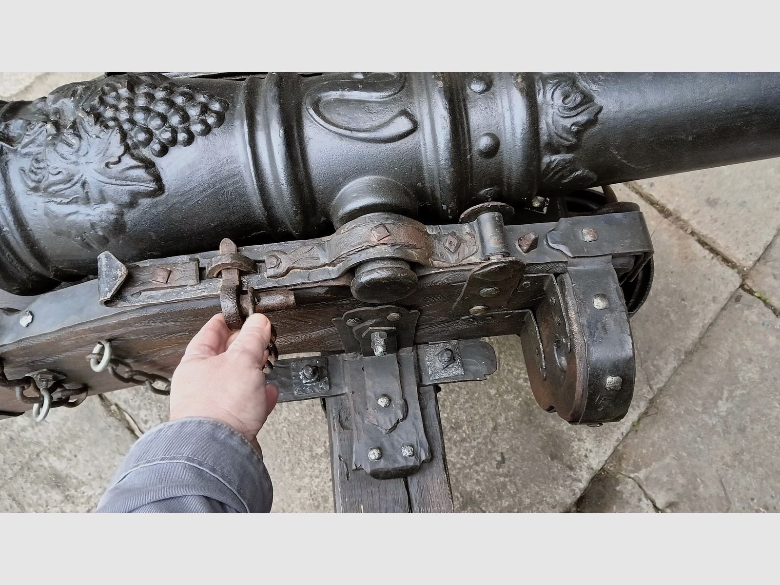 OgłoszenieReplika armaty wojskowej