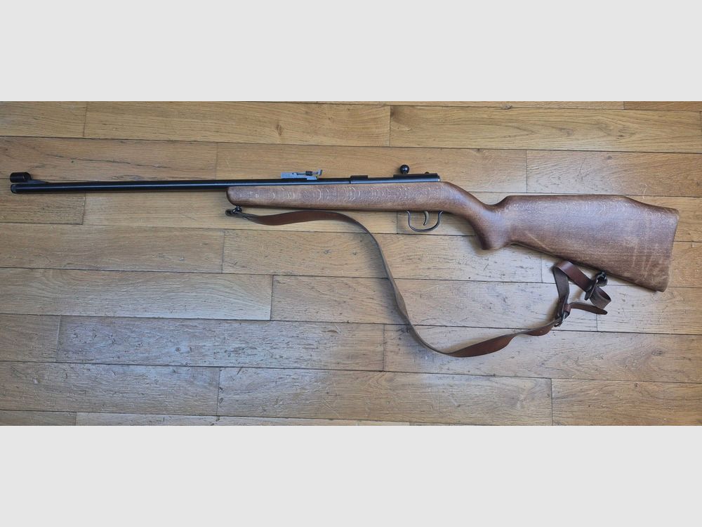 Carabine Albrecht Kind (et pas King comme souvent entendu ou lu !) – Arme monocoup 22 Lr – Équivalente de nos « La Française » – Arme d’initiation ultra légère pour du fun au stand ou dans le jardin – Très beaux bois en dépit d&rsquo;un manque de cirage/huilage – Rail 11mm et canon fileté avec sa bague de protection – Détente réglable – TBE+, image 2 sur 28