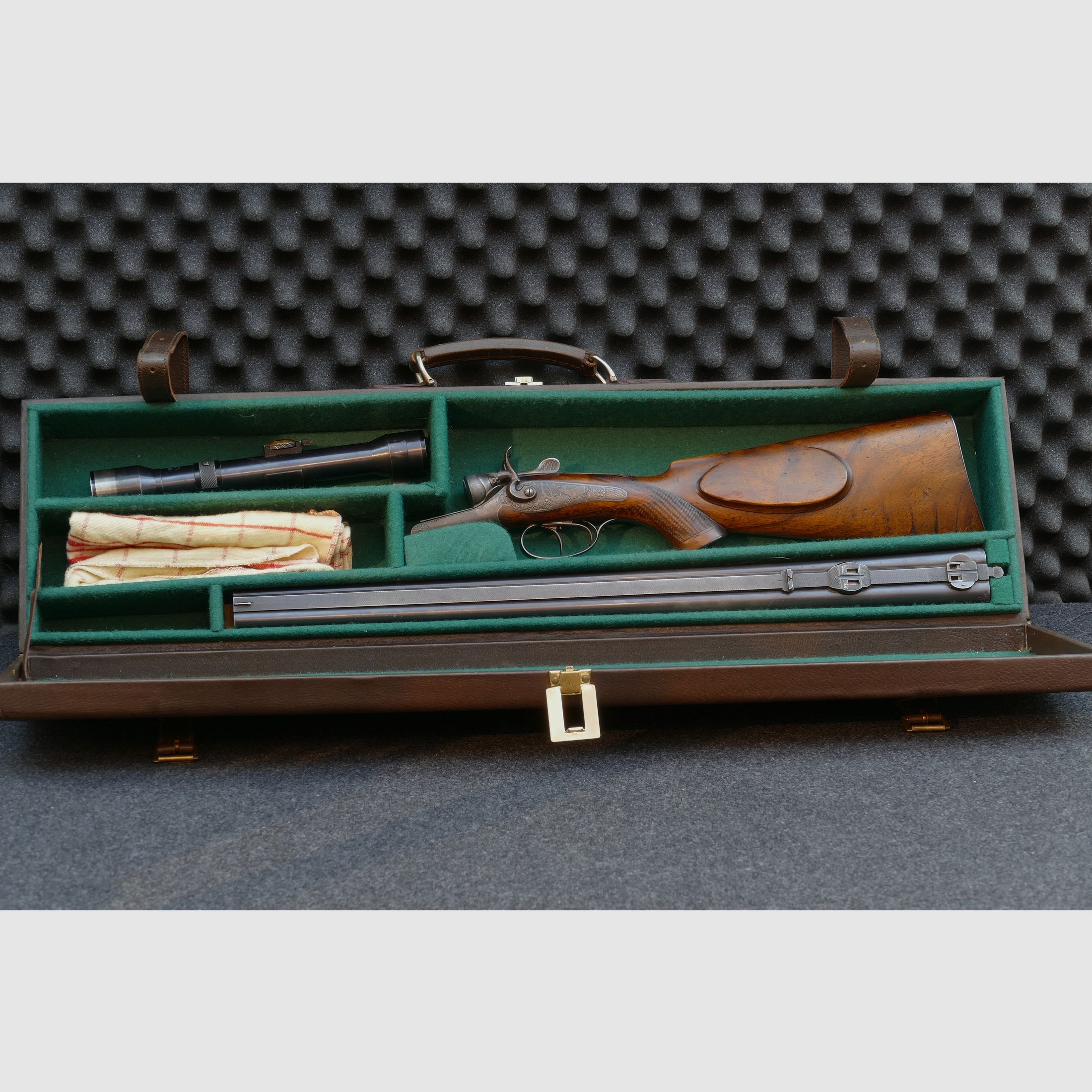 Hahnbüchsflinte aus Ferlach, Kal. 8×57 R‑360 / 16/65, Zielfernrohr Kahles Wien H/4×, Leder‑Passkoffer, Matrizen, Hülsen und Geschosse (173)