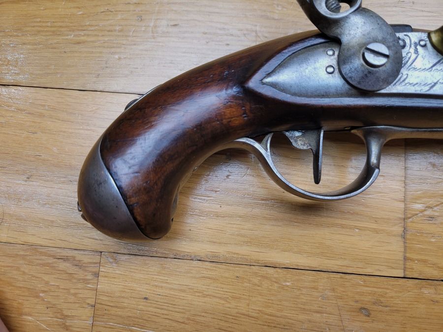 Très beau pistolet à silex modèle An IX de Gendarmerie – Manufacture de Maubeuge en 1811 – beaux bois – très bonne platine – Intouché – un de nos réglementaires les plus rares – TBE, image 3 sur 20