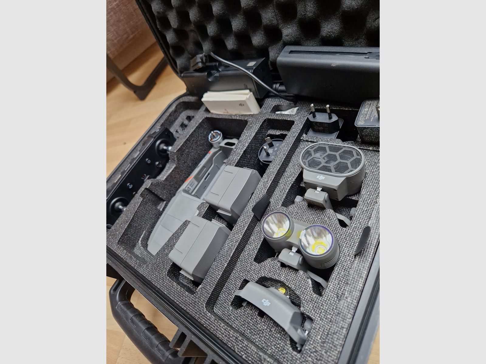 NUOVO DJI Mavic 2 Enterprise Advanced termografia 640 tempo di volo totale del dispositivo due ore entrambe le batterie hanno solo 4 cicli di carica.
