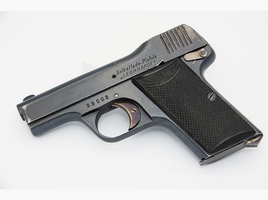 Pistola semiautomática Leonhardt con funda