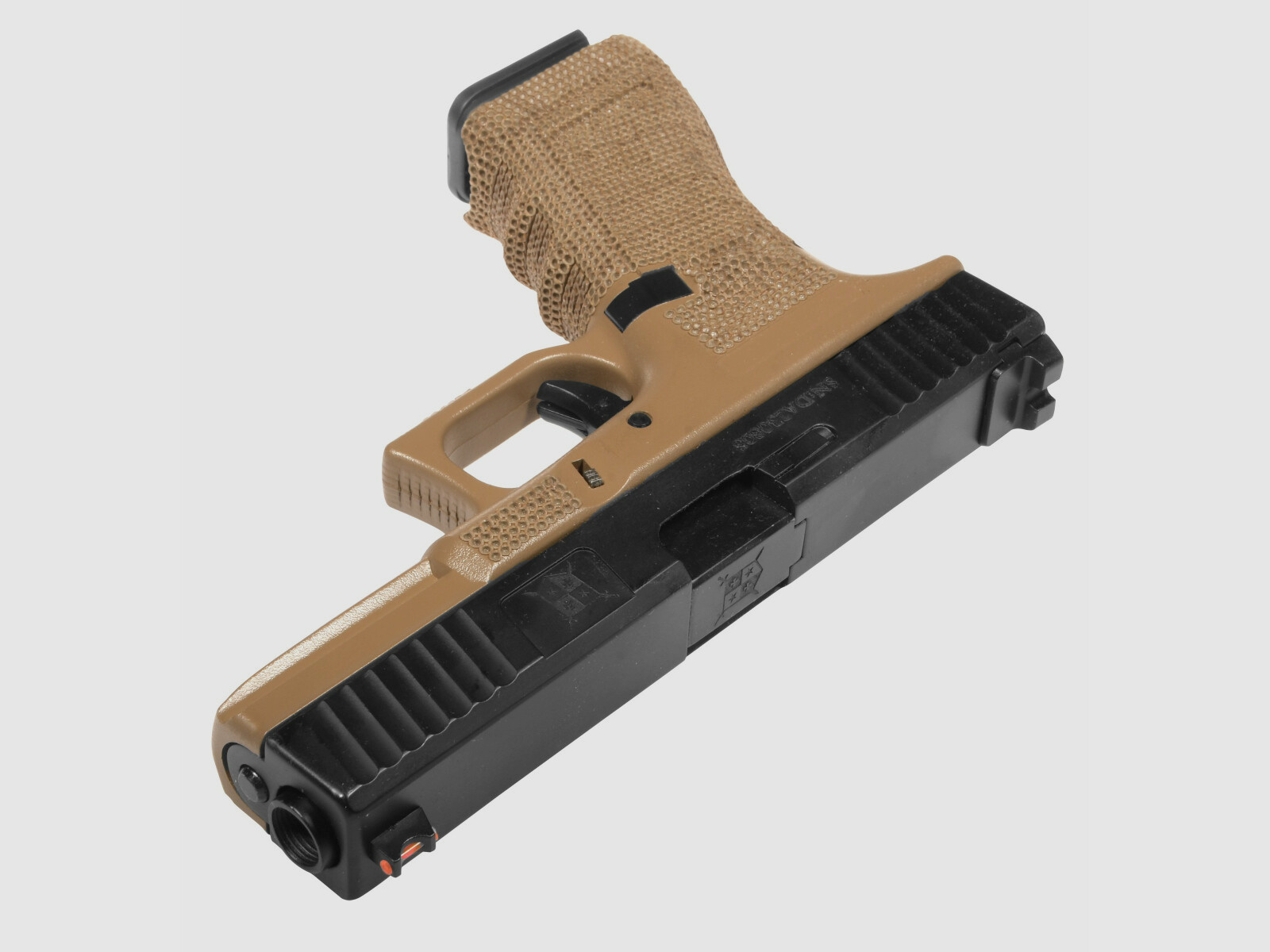P04 GBB Airsoft Pistole in Tan | Delta Armory