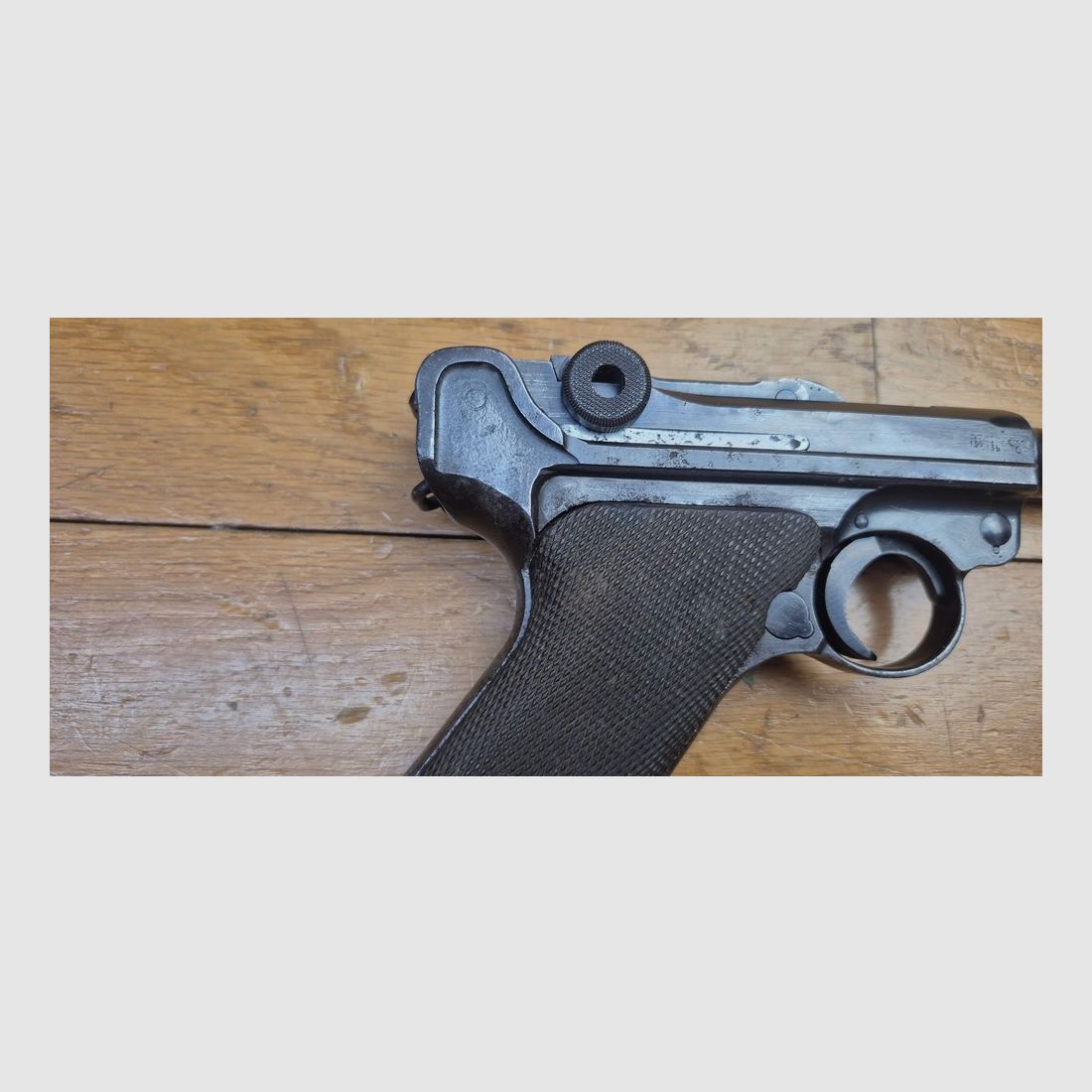 Pistolet Luger P08 – Code « BYF » pour une fabrication Mauser de 1942 – Arme 100% mono-matricule renumérotée – Re bronzée et code 42 re gravé – Bon état mécanique et superbe canon – Rééprouvé à Ulm en 1976 – Chargeur moderne – BE+/TBE-, image 20 sur 24