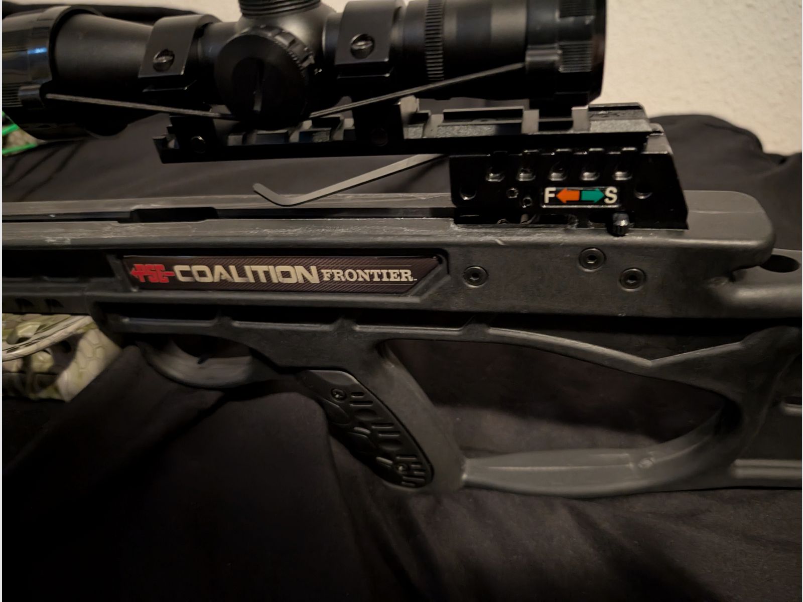 PSE Archery Compound Armbrust (190 lbs) + Visier 