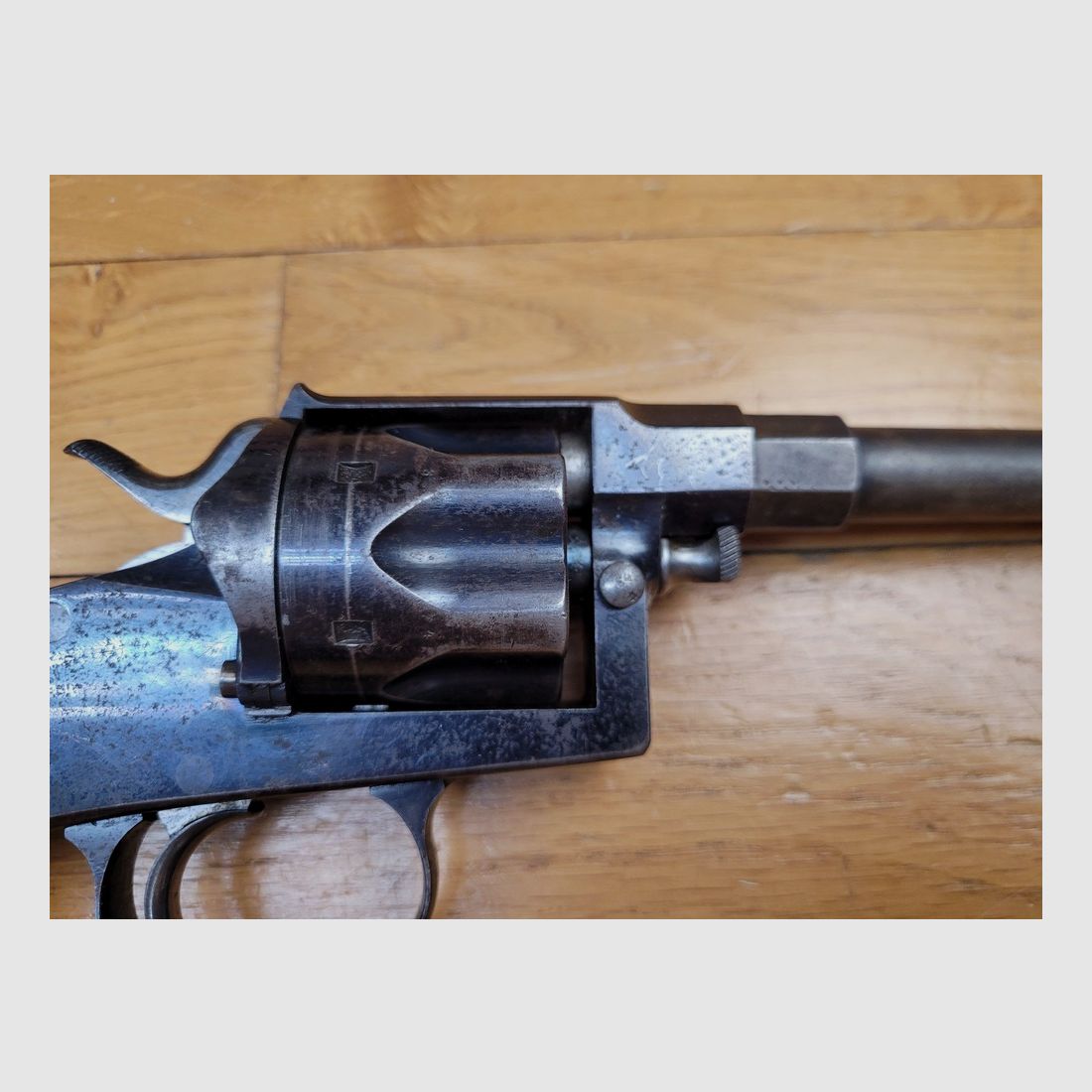 Sehr schöner Reichsrevolver 1883 – Kal. 10,4 original – Herstellung Erfurt von 1893 – Schöne reguläre Stempel – 80% seiner ursprünglichen glänzenden Brünierung – Wunderschöner Lauf und Kammern – Waffe mit einer Matrikelnummer – Seltenes originales Schneider Briegl-Futteral – TBE+, Bild 20 von 27