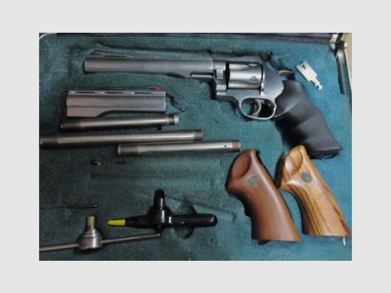 Revolver Dan Wesson 744 VH 2x6 cali i 2 x 8 cali z walizką i akcesoriami - 744