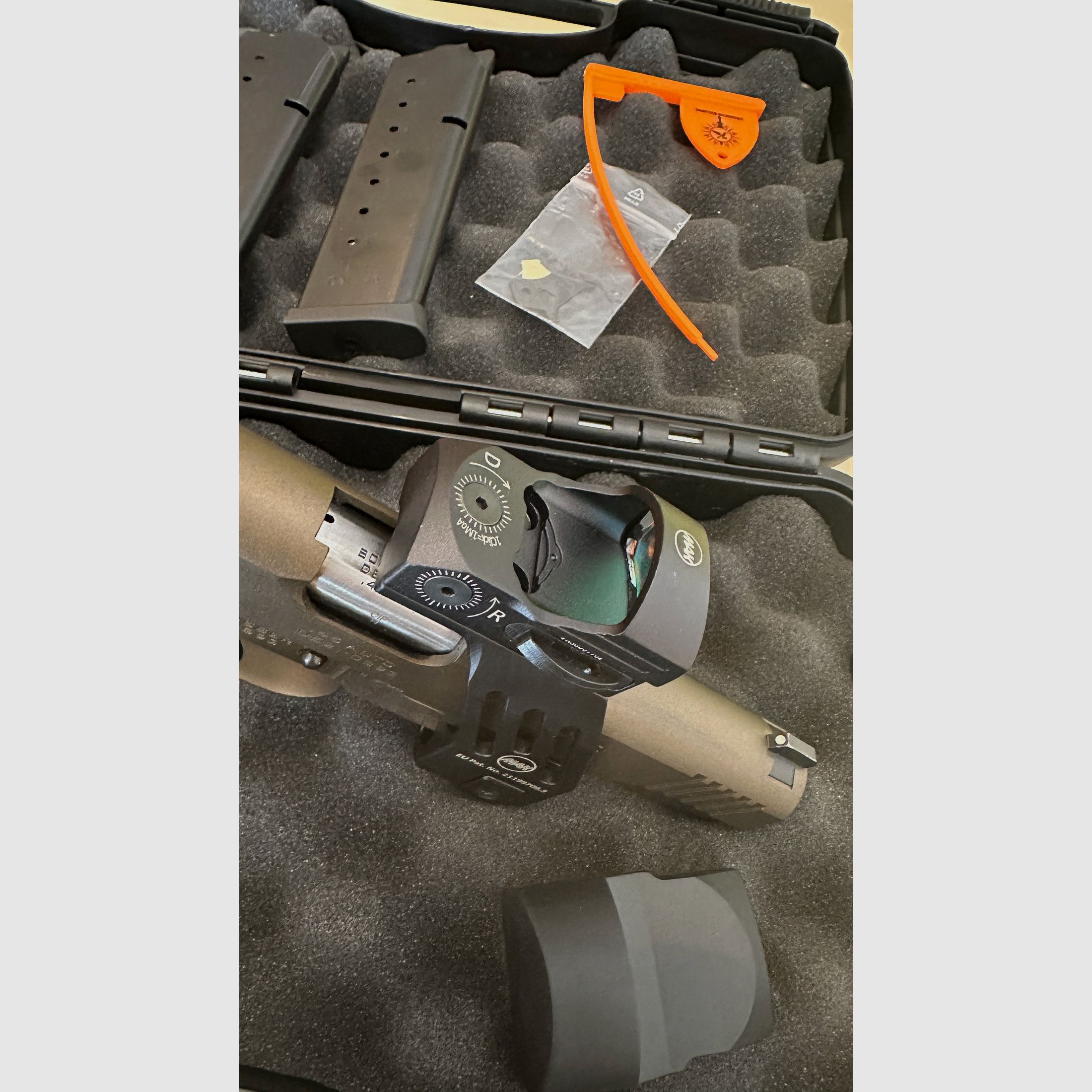 Schmeisser Hugo 1911 in 45 ACP Mit MAK DOT Montage und Rotpunkt