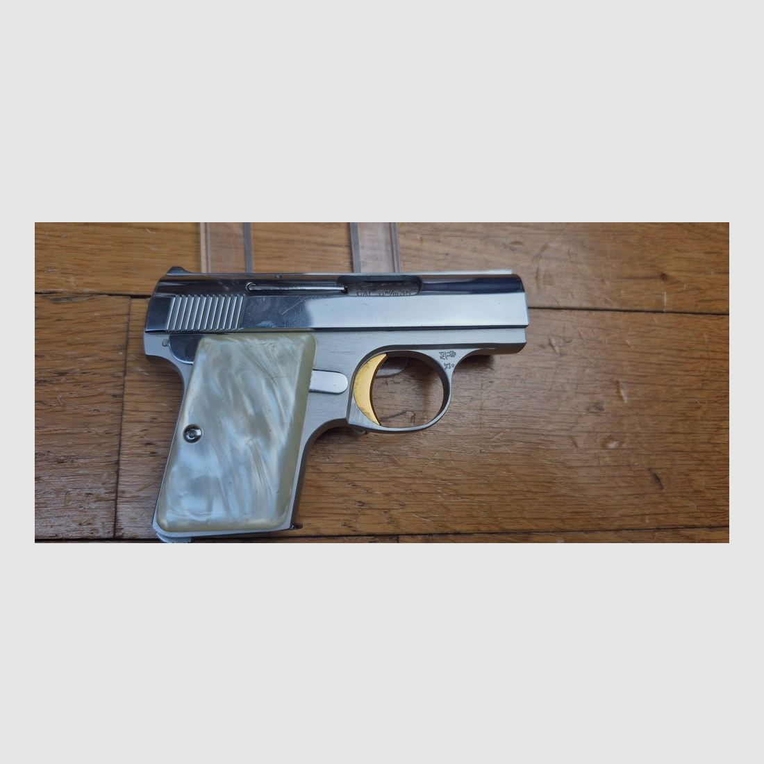 Pistola Browning Baby muy sexy – Calibre 6.35 Browning o 25 ACP – Cargador de 6 disparos – Acabado en acero bicolor al 100% y gatillo de oro fino – Empuñaduras de nácar – Funcionamiento mecánico impecable – Caño nuevo – Arma de ensueño para mujeres igualmente oníricas – TBE++, imagen 14 de 18