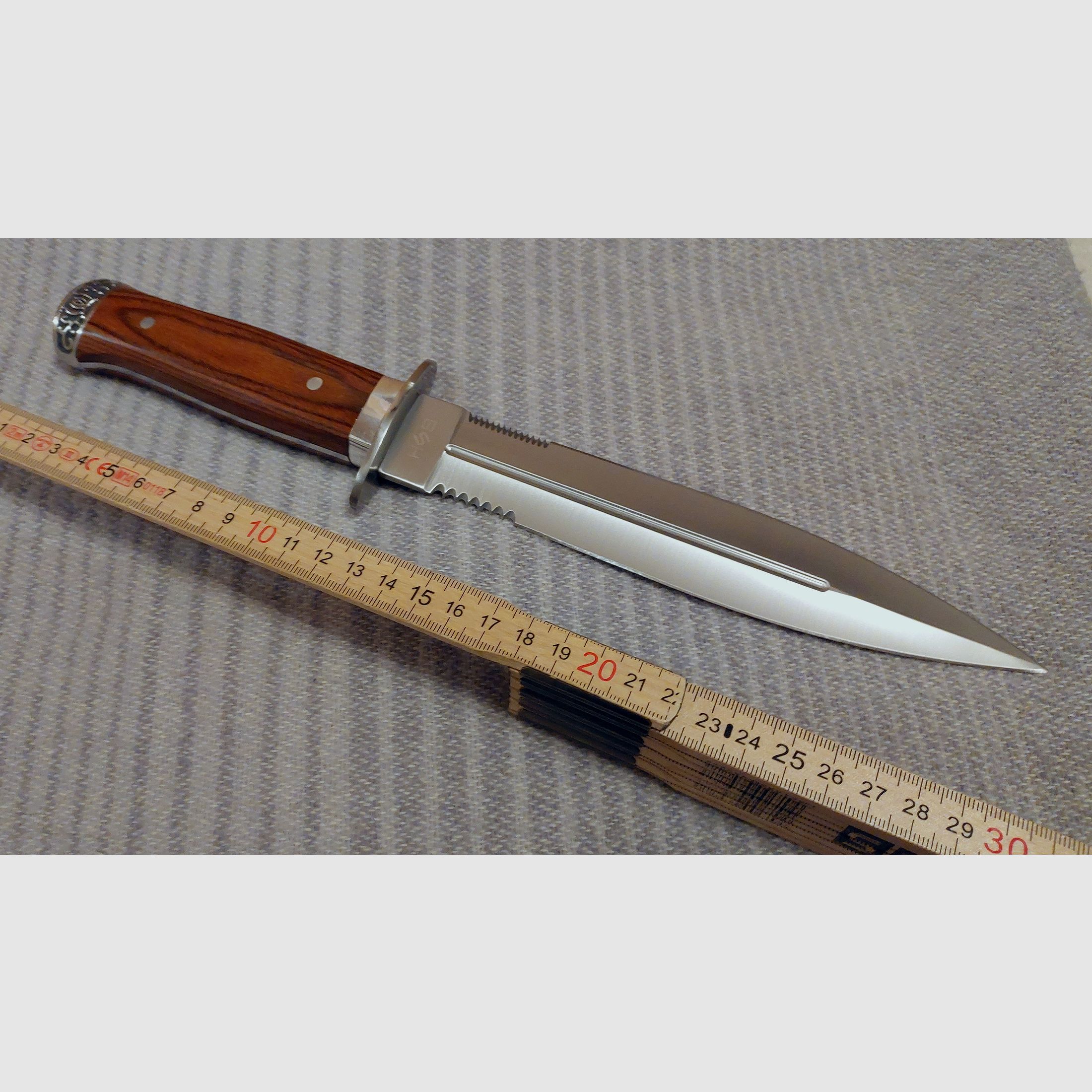 Edler Dolch mit beidseitig geschliffener Klinge und teilweiser Sägezahnung Neu!