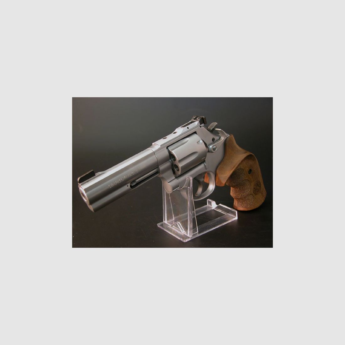 Smith & Wesson 686 -6 4" S&W LPA TXT Visier Nussbaum Griff .357 Mag Satin Finish Security Edition