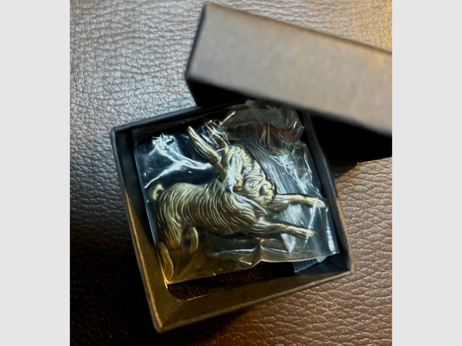 Hutnadel Hase , für SIE oder IHN , auch sehr schön für die Jacke oder Sakko mit exklusiver Verpackung 