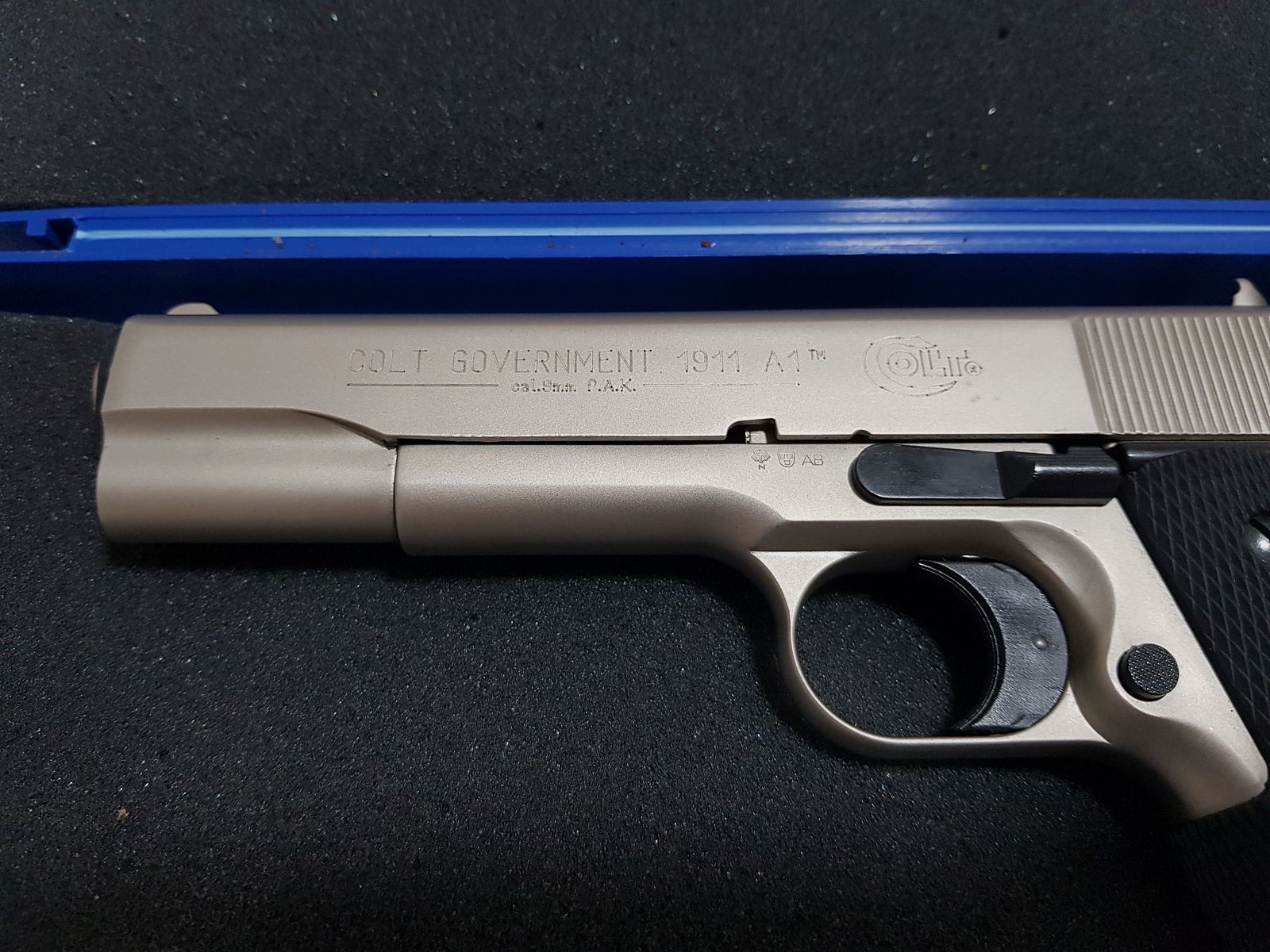 Original Colt Government 1911 A1 Schreckschuss Pistole 9mm PAK vernickelt Org. Koffer 317.02.33 Kontakt: yardsalez@proton.me