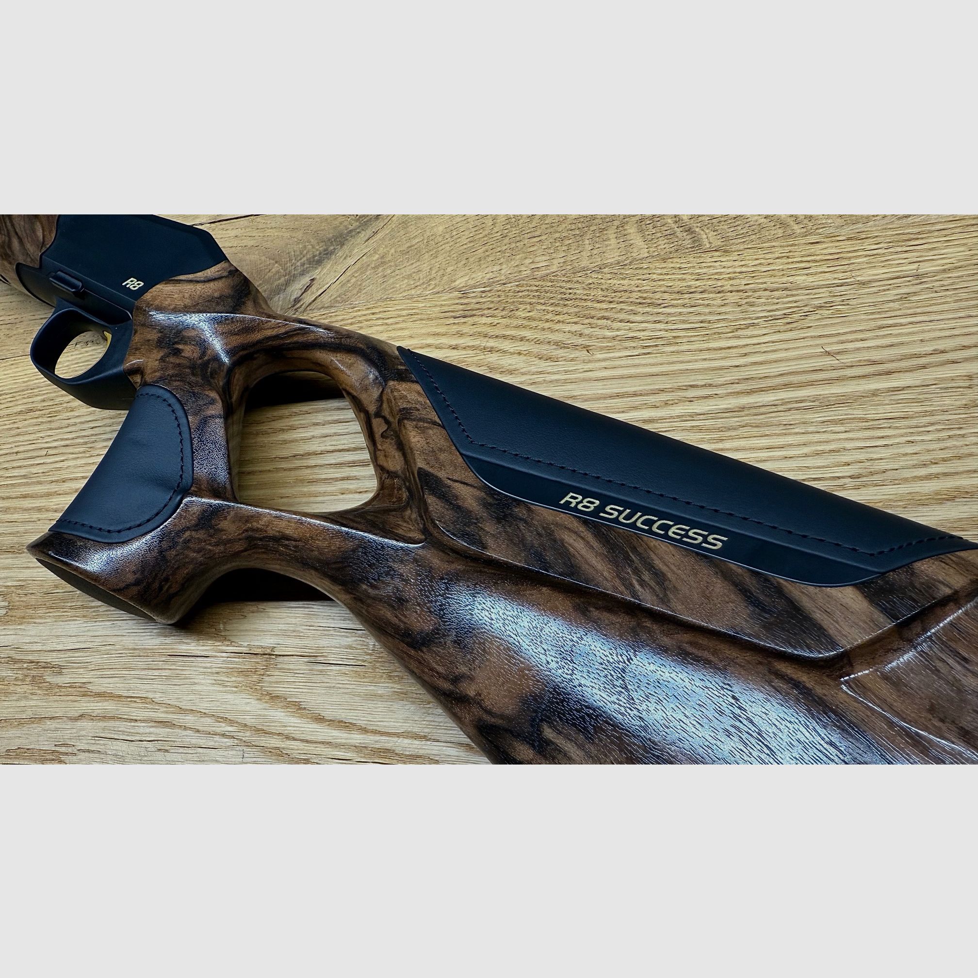 Blaser R8 Success skórzana kolba z systemem / klasa drewna 6 / skóra czarna / elementy złote