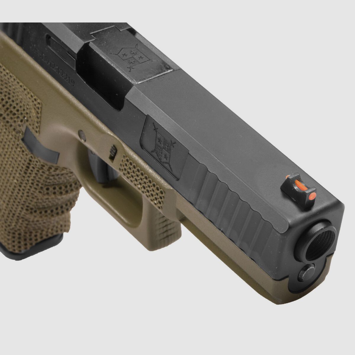 P04 GBB Airsoft Pistole mit Grip Stippling in Oliv | Delta Armory