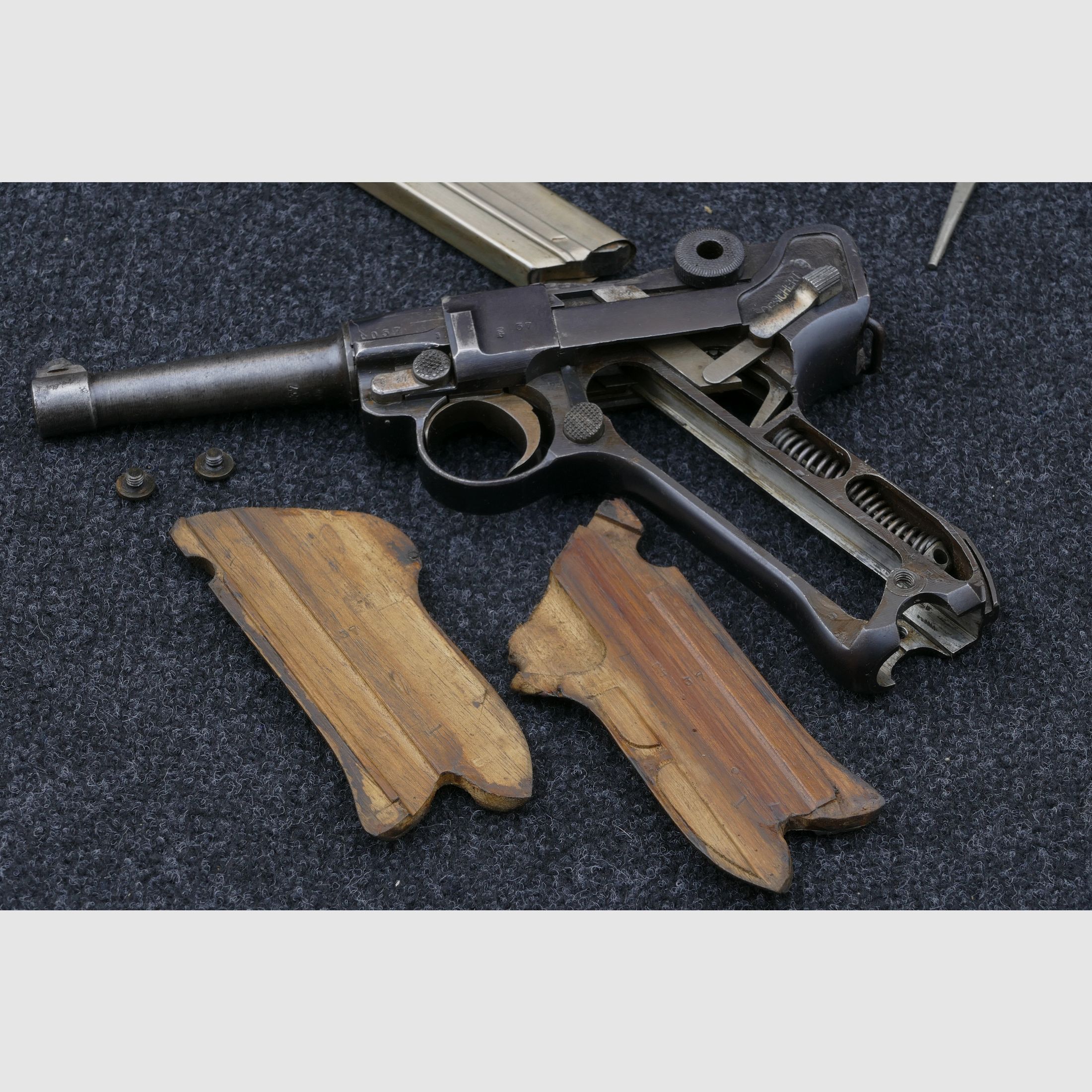 Pistole 08 aus Fertigung der Königlich Preußischen Gewehrfabrik Erfurt, Herstellungsjahr 1916, im Kaliber 9 mm Luger / 9x19. WHB9, Bild 12 von 20