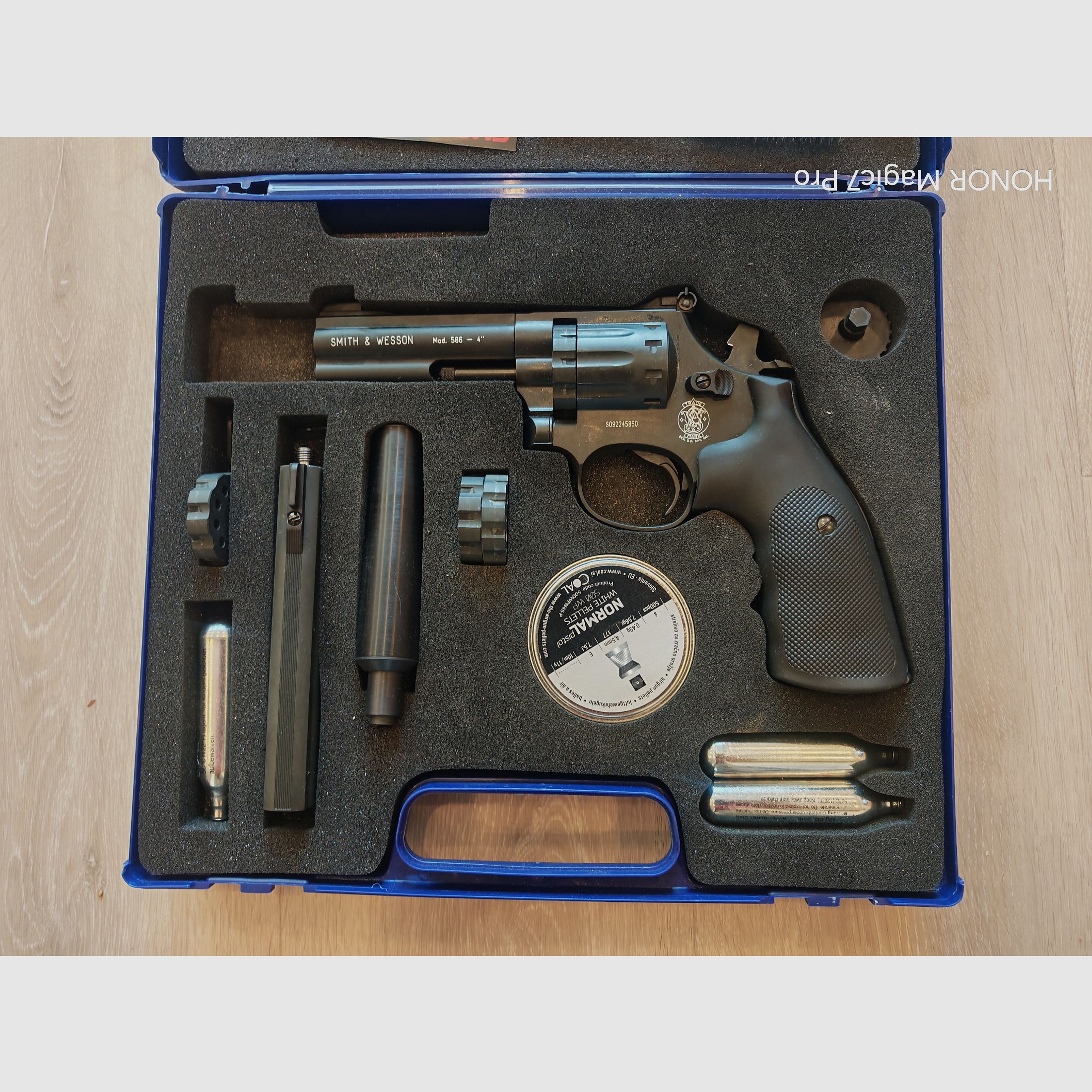 Smith & Wesson 586 revolver Co2. Longueur de canon de 6 pouces + 3,5 pouces, silencieux, 4,5 mm, mallette.