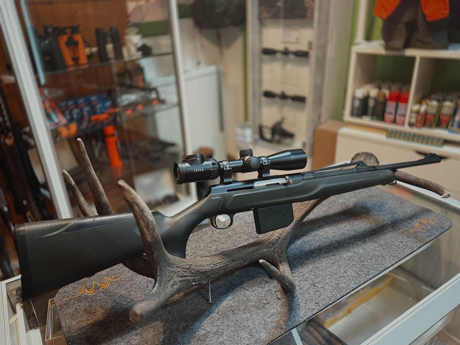 Sauer 303 Cal. .300 Win. Mag. - Leica Magnus 1,5-10x42