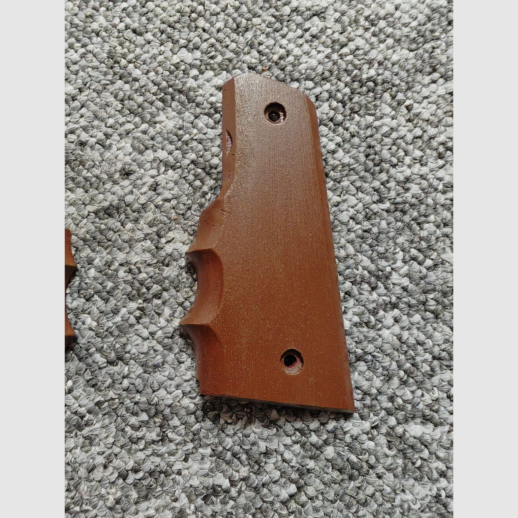 Combat Griffschale aus Holz für Colt 1911 (mit ein wenig Bearbeitung auch für Umarex 1911 oder andere Schreckschuss-Derivate geeignet)