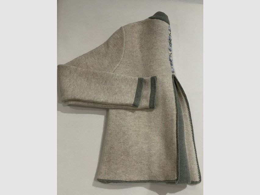 Damen Strickjacke mit Falte aus Merinowolle in Creme mit Blumen, Bild 1 von 2