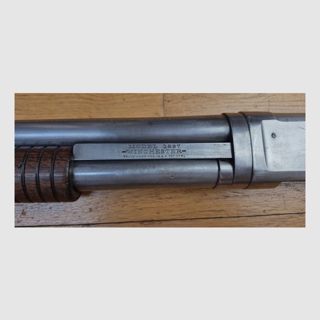 Fucile a pompa iconico Winchester modello 1897 – Modello Take Down con canna da 28 pollici (71cm) – Arma del 1914! – Cal. 16/70 – 5+1 – Cat. D! – Arma in eccellenti condizioni – TBE++, immagine 6 di 32