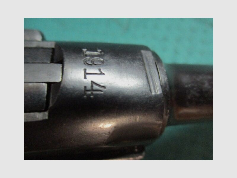 Pistolet 08 de la police populaire Vopo avec tampon 08