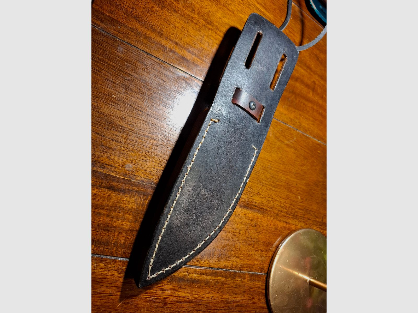 Handgearbeitetes Jagdmesser mit Scheide