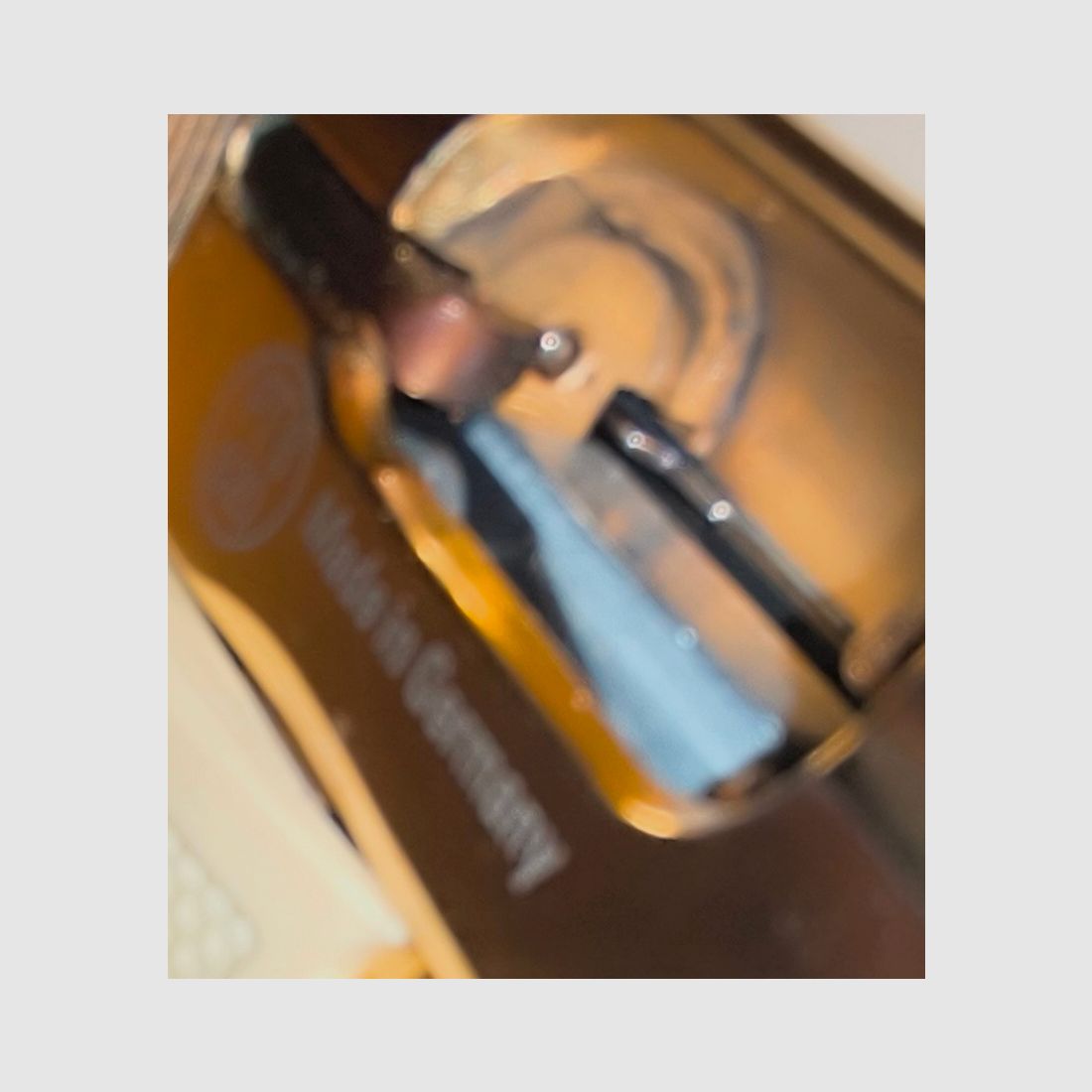 ⚠️ Attenzione collezionisti e fan di James Bond!! Walther PP - Edizione limitata speciale - James Bond - Oro con impugnature bianche e certificato, oltre a cassetta VHS e caricatore aggiuntivo con fondo piatto, calibro 9mmPAK, mai sparato e visivamente e funzionalmente in condizioni impeccabili, assolutamente come nuovo!! Pezzo da vetrina!!