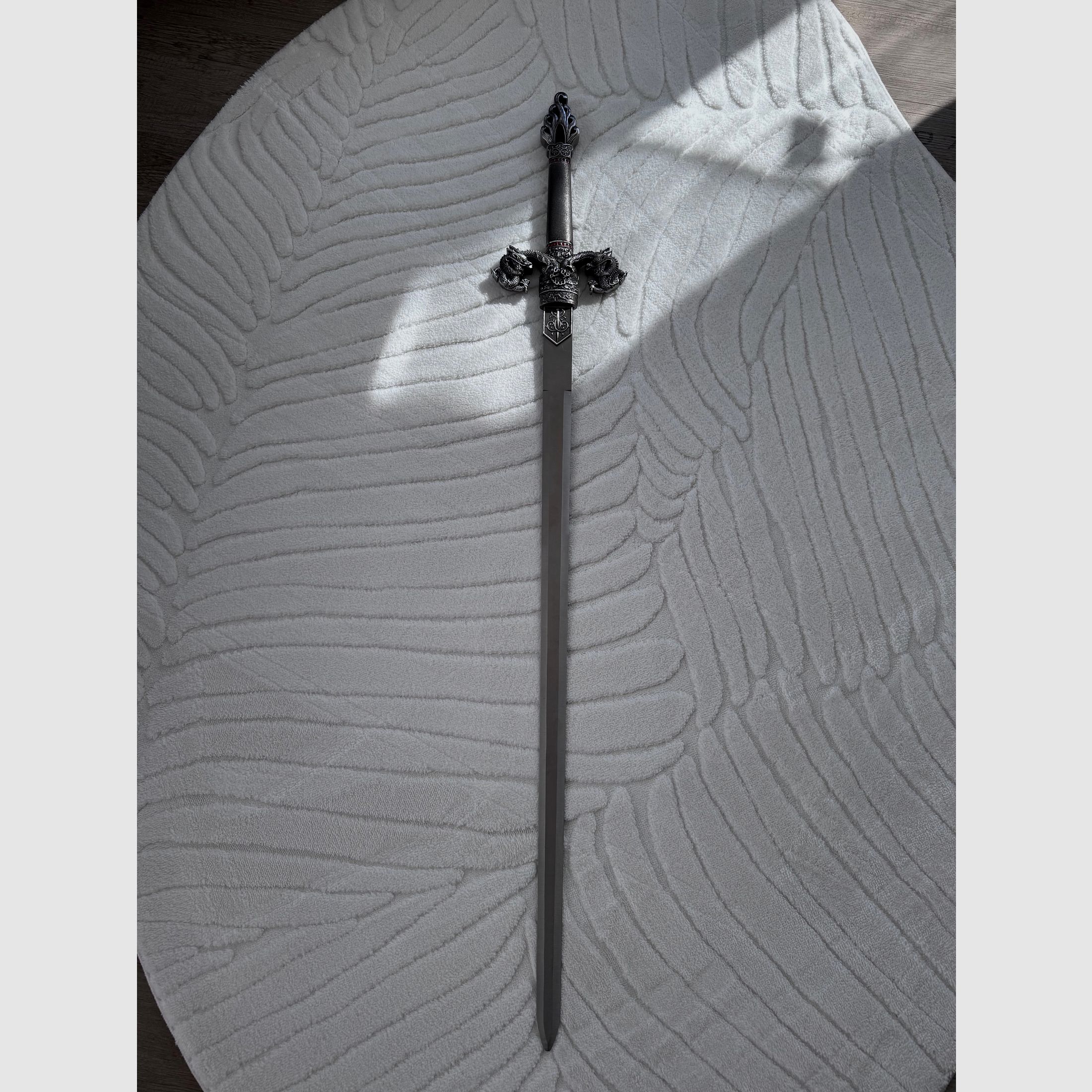 Dekoratives Drachenschwert im asiatischen Stil