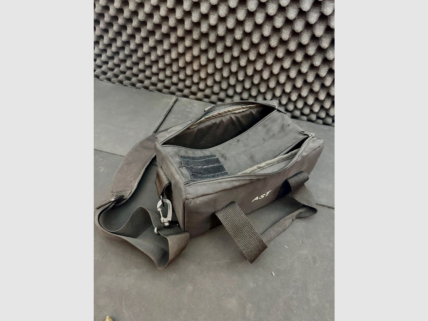 Sport and cartridge bag, stiff, padded - AST - variable interior compartment (2 small or 1 large compartment)