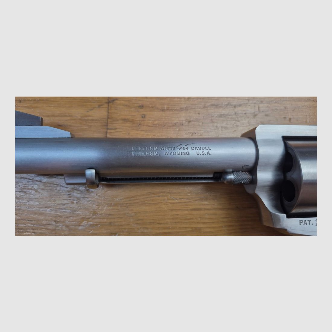 Extraordinaire Revolver Freedom Arms Mod 83 « 1st grade » – Redoutable Kal.454 Casull / 45 LC in 5 Schuss – Ohne Zweifel der beste Single Action Revolver – Keine Probleme beim Schießen auf 100 Meter und mehr mit außergewöhnlicher Präzision – Konstruktion von außergewöhnlicher Solidität und Passgenauigkeit – Uhrwerkmechanik – Gehäuse aus gebürstetem Stahl und Premium Nussbaum-Griffschalen – Sehr aktiv in den USA gesucht – Sehr selten in Frankreich und ein Sammlerstück, das nicht an Wert verliert – Zustand nahezu neu – TBE++/TBE+++, Bild 1 von 20