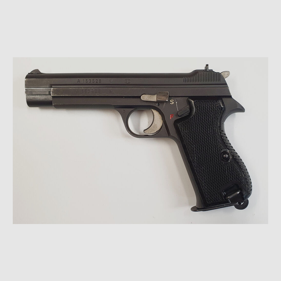 Pistola SIG P210-2 en calibre 9mm Luger (9x19) incluyendo funda y cargador de repuesto, HECHO EN SUIZA