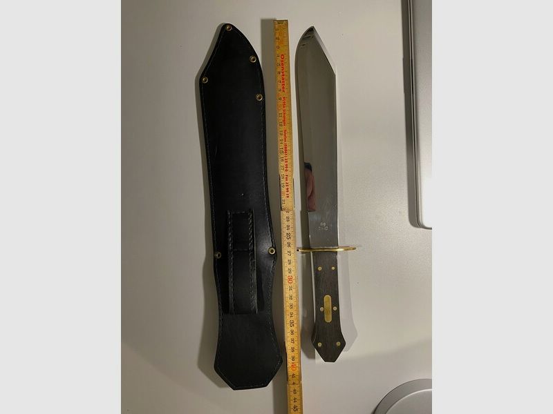 Schönes massives Jagdmesser mit schwarzer Messerscheide aus Leder und Skullprägung