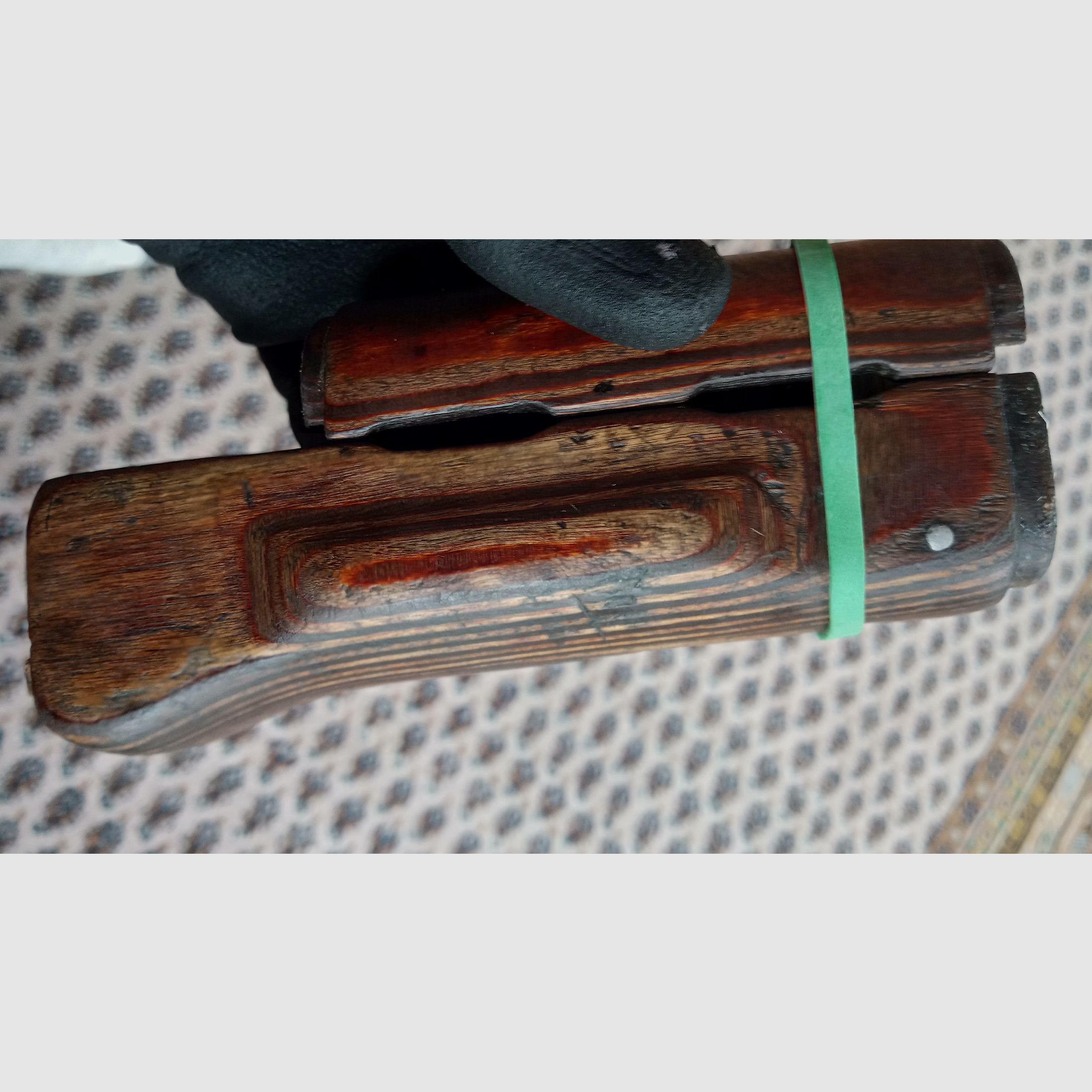 Ancien protège-main AK en contreplaqué ajusté dans un AK fraisée, idéal pour Yunker Co2 ou GSG Cybergun.
