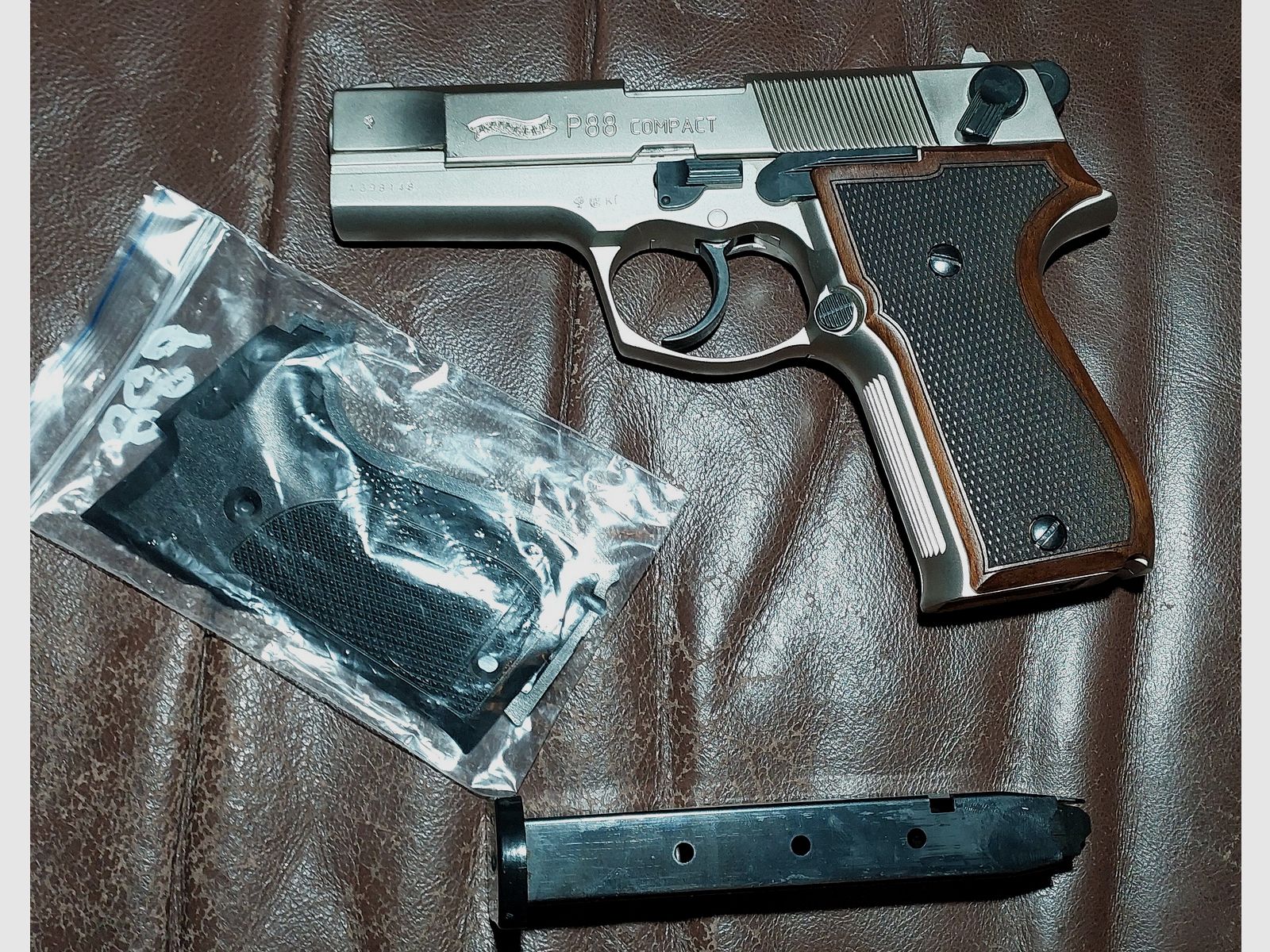 Walther P88 Schreckschuss Pistole 9mm P.A.K. Nickel Holzgriffe (PTB 613) Prachtstück!