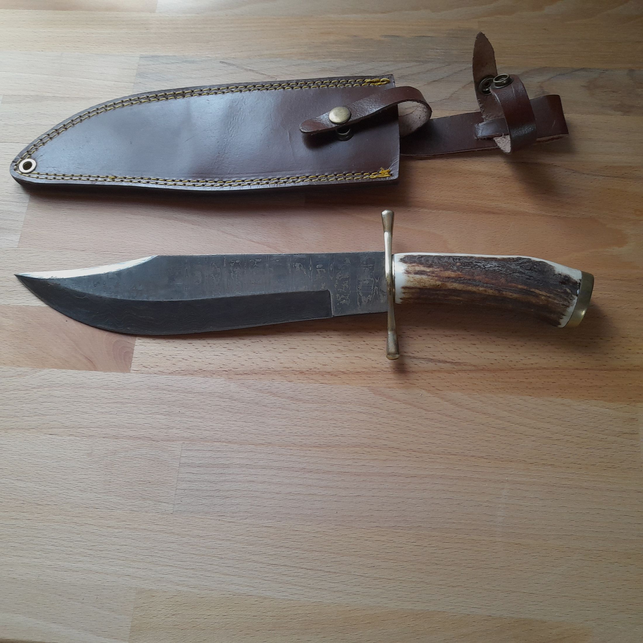Damast Hirschfänger mit Lederscheide und Hirschhorngriff      