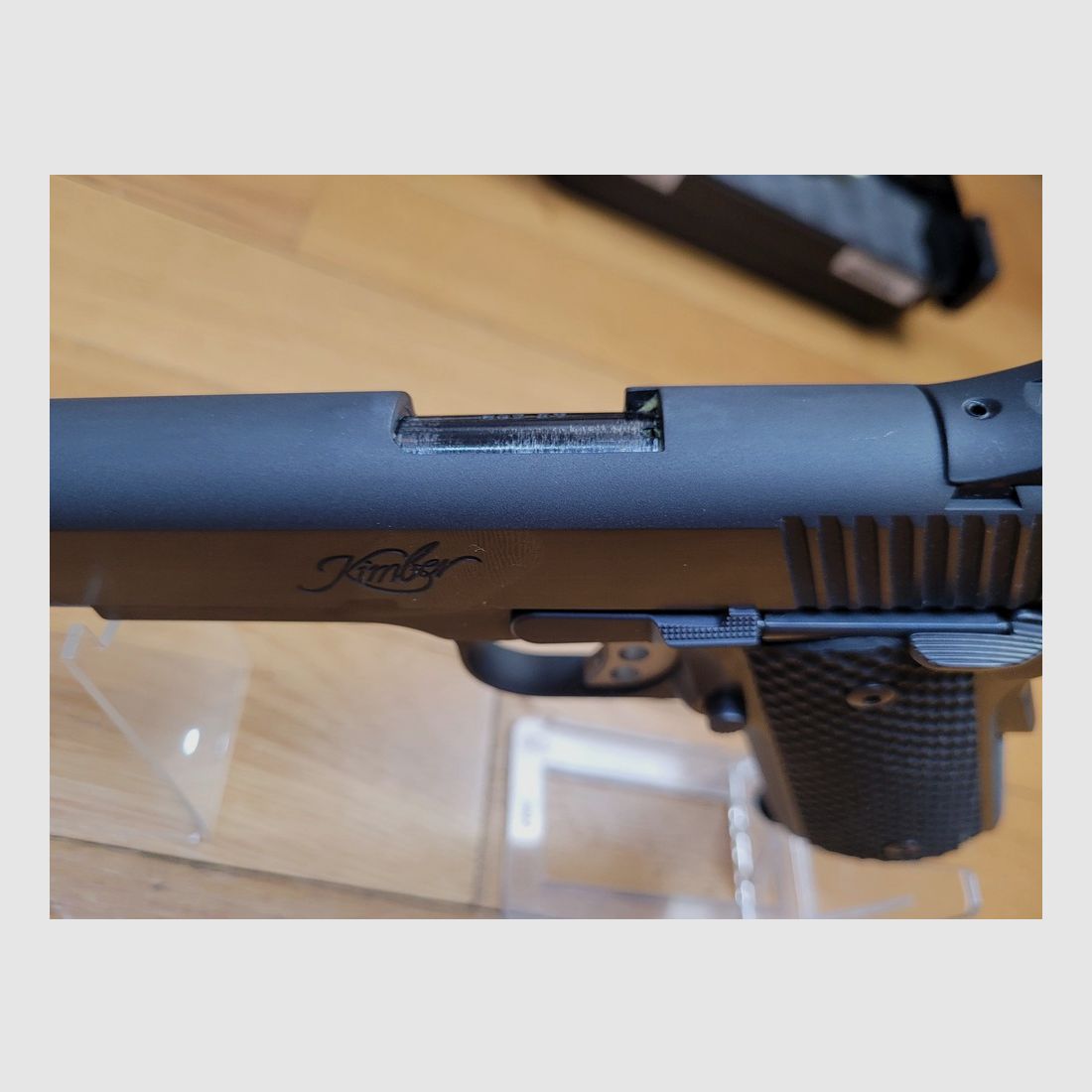 Superbe Pistolet Kimber Royal II Bleu– Blue Charcoal bone grip – Cal.45 – Plaquettes alu supplémentaires aux plaquettes d&rsquo;Os véritable ! – Chien et détente allégés – Queue de castor extra large – Commande de sécurité agrandie – Serrations en avant de la culasse – Le 1911 à son paroxysme ! – Coffret d&rsquo;origine avec tous accessoires, documents et outils – Occasion à l&rsquo;état de neuf parfait !, image 15 sur 24