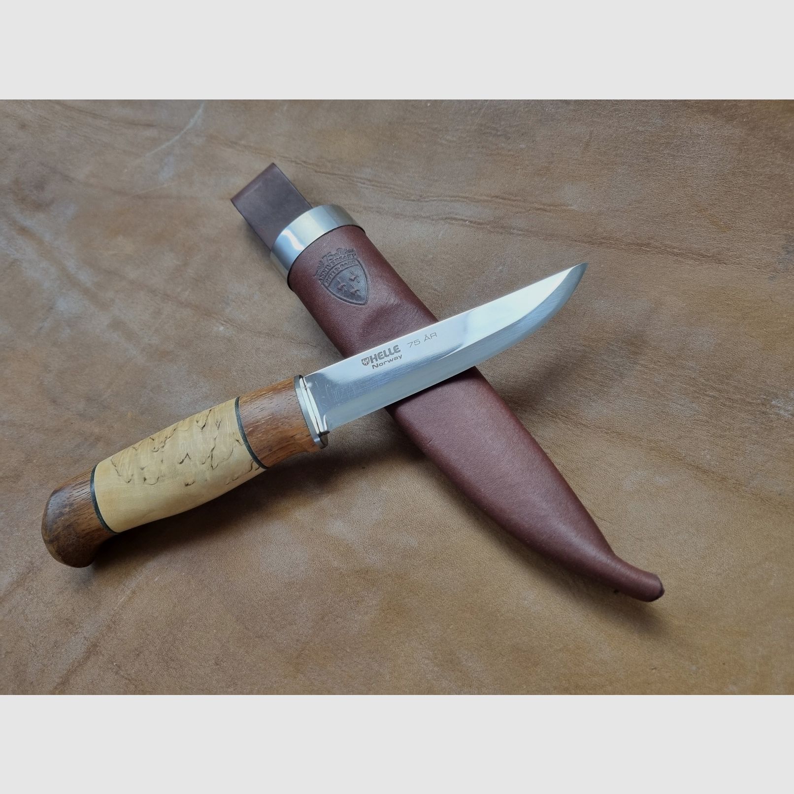 Heldere outdoormes model 75 Ars Jubileum berkenhout leren schede