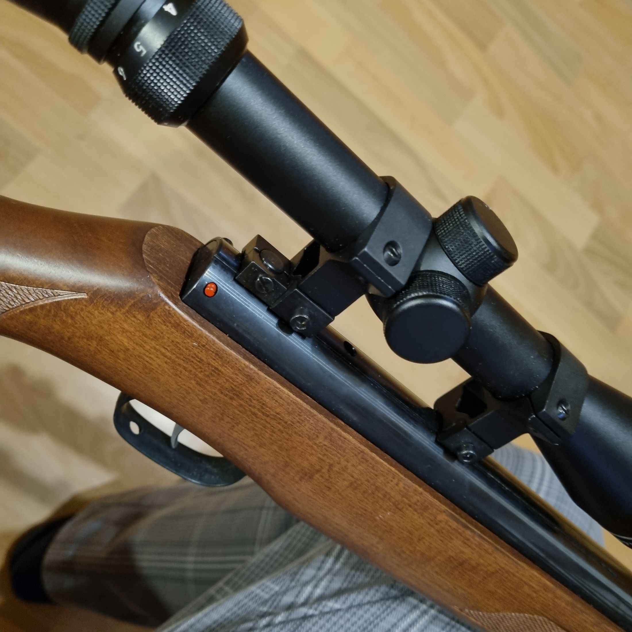 Incenso HW 57, con ottica Röhm 3-9x40, calcio in legno di faggio