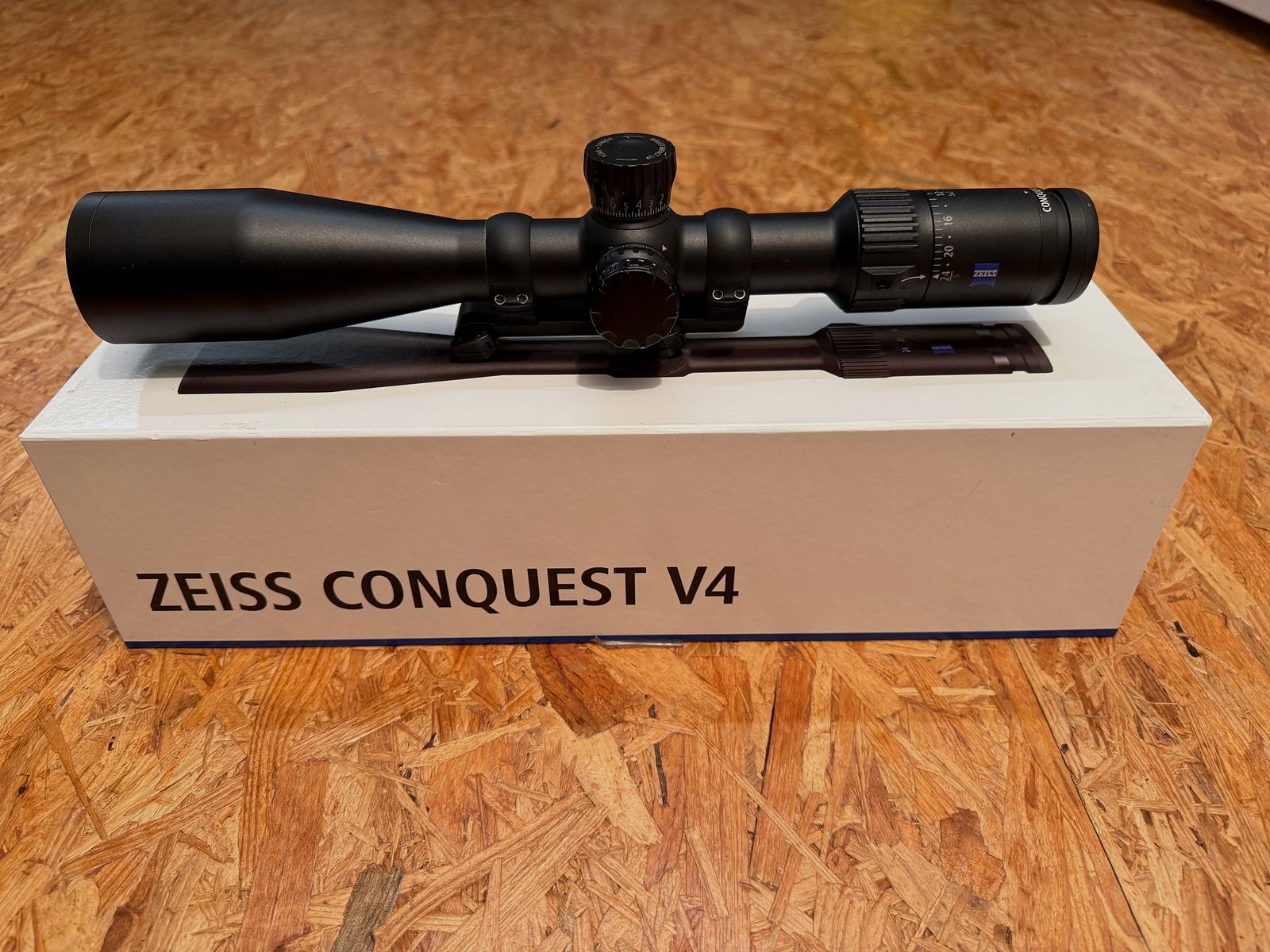 ZEISS Conquest V4 6-24x50 completo con montaggio a sella Blaser