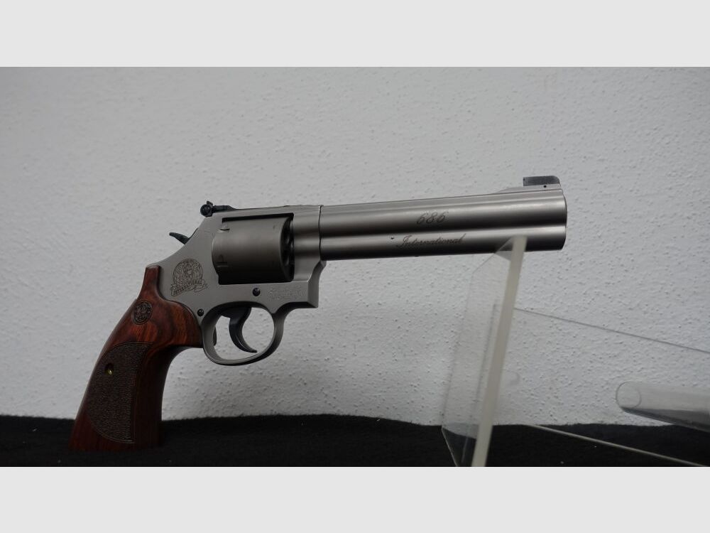 Smith & Wesson	 686 Internalional 6"