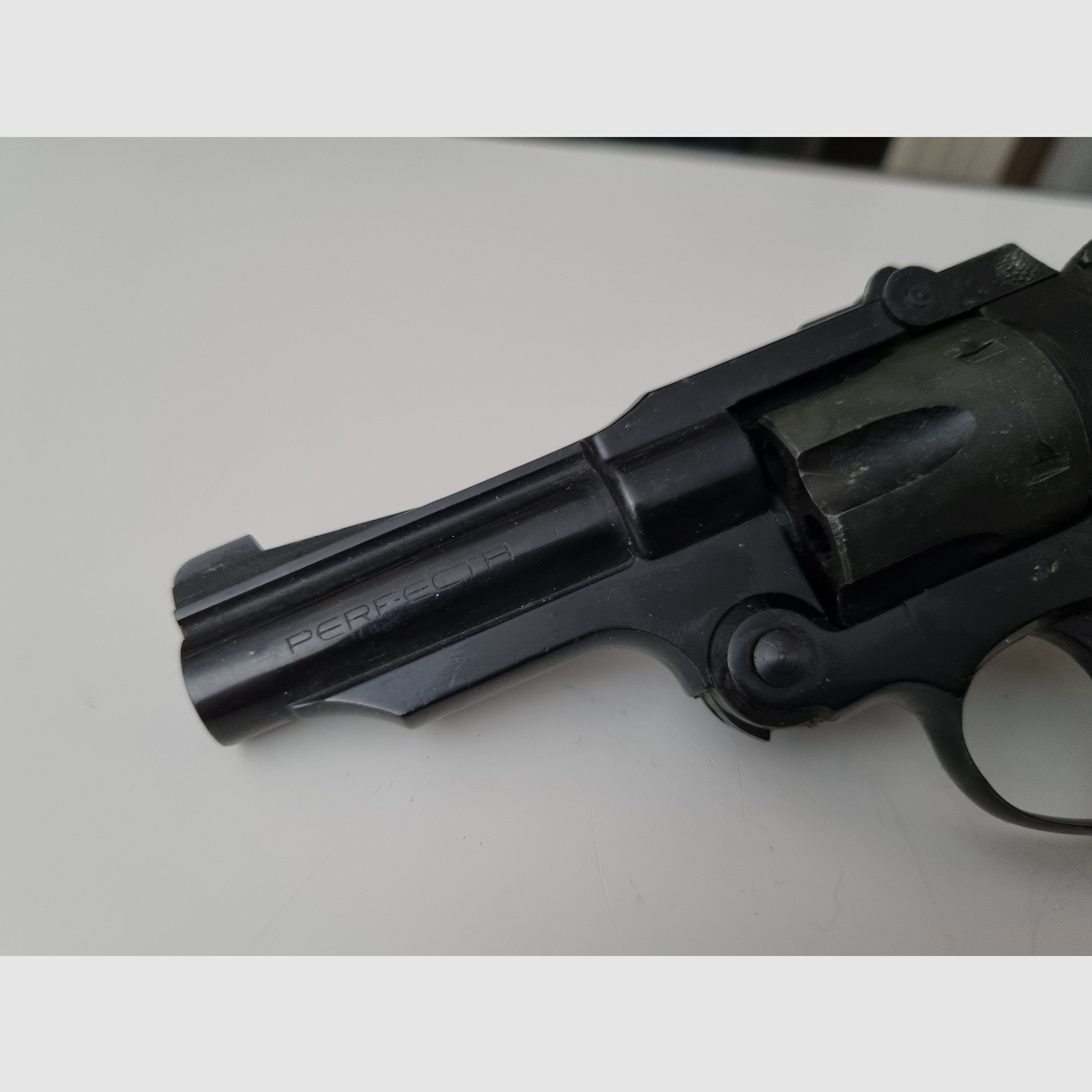 Perfect Mod G blank-firing revolver tipping revolver