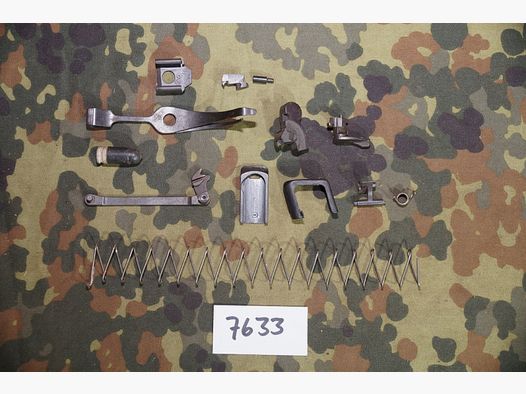 Makarov Ersatzteile Konvolut unbenutzte Pistolen Teile Ex-NVA DDR Sammlung (7633)